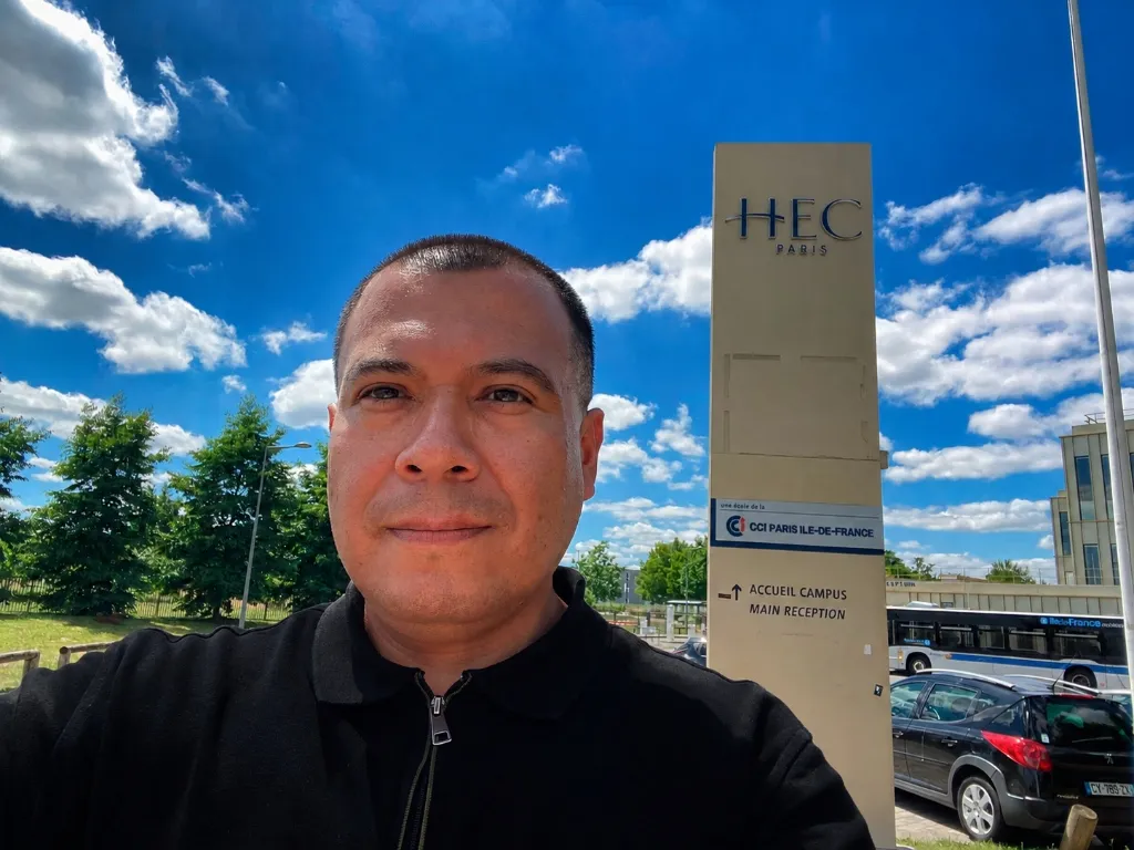 Aldo Jara Pisconti en el campus de HEC Paris