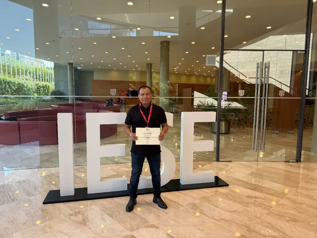 Aldo Jara Pisconti en IESE con su diploma