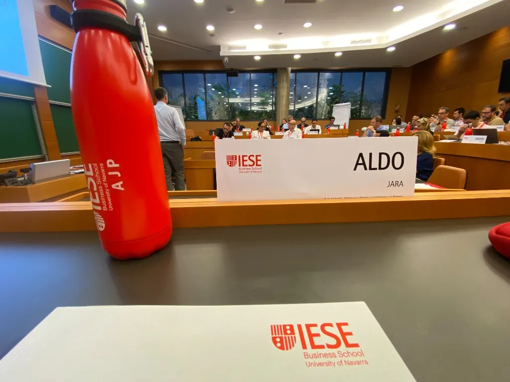 Entorno académico en IESE con identificador de Aldo Jara
