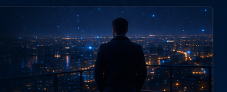 Silueta de una persona de espaldas observando el horizonte iluminado de la ciudad de noche a través de un gran ventanal